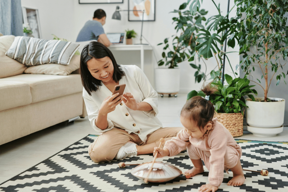 Mama sedang merekam kegiatan anaknya 