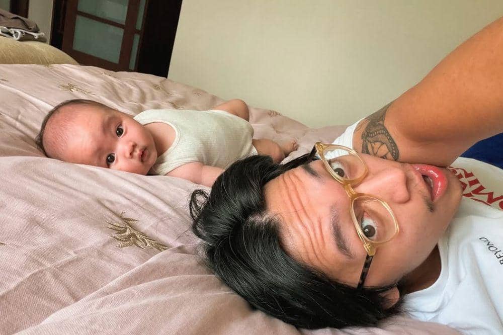 Apresiasi Ibu Baru, Brandon Salim Ingatkan Para Papa Jadi ‘Diaper Man’