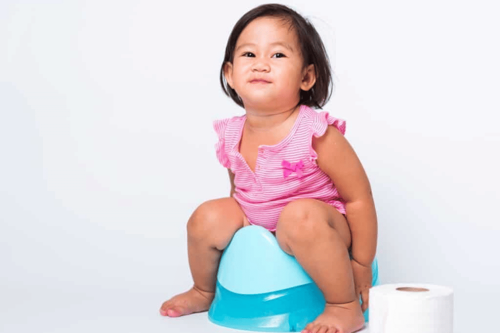 Seorang anak sedang buang air besar 