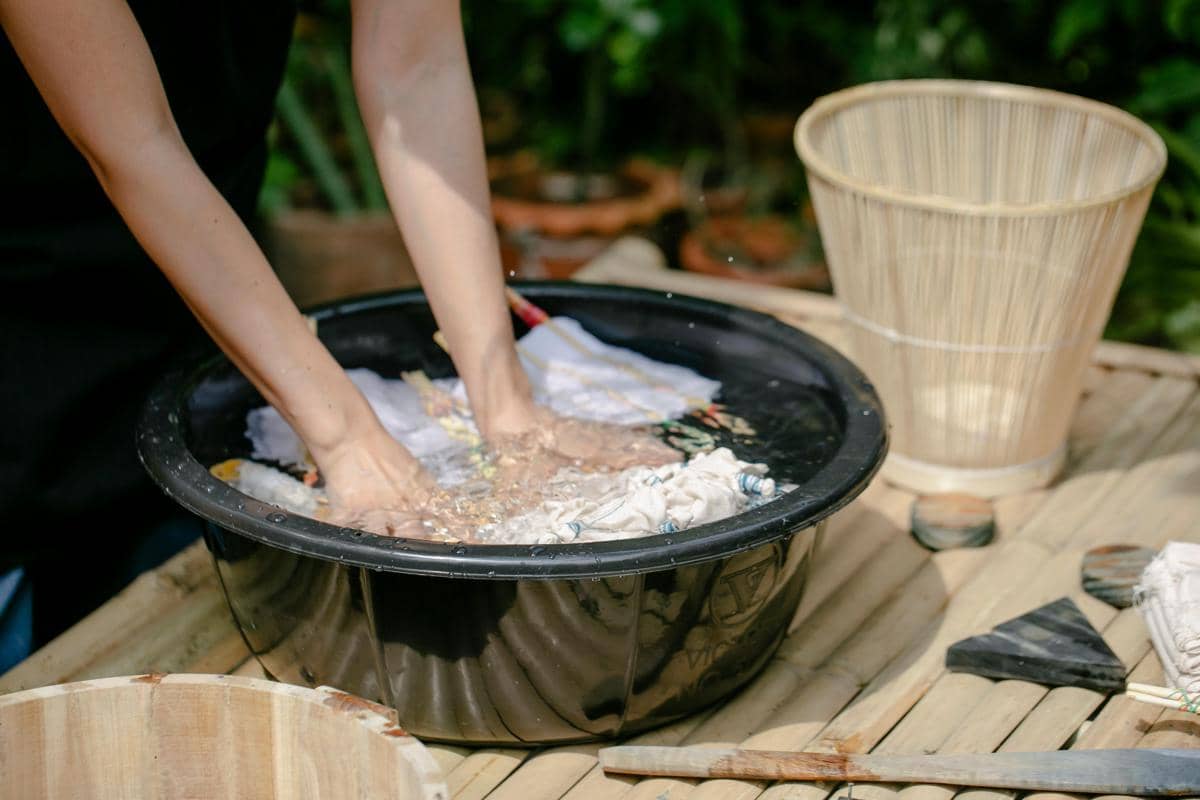 Segera bilas noda dengan air dingin