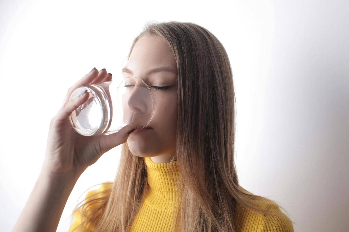 Minum air hangat secara perlahan