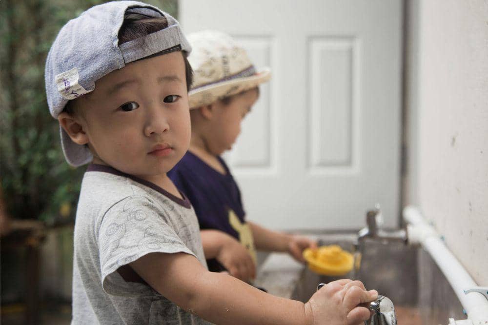 Anak mencuci piring sendiri