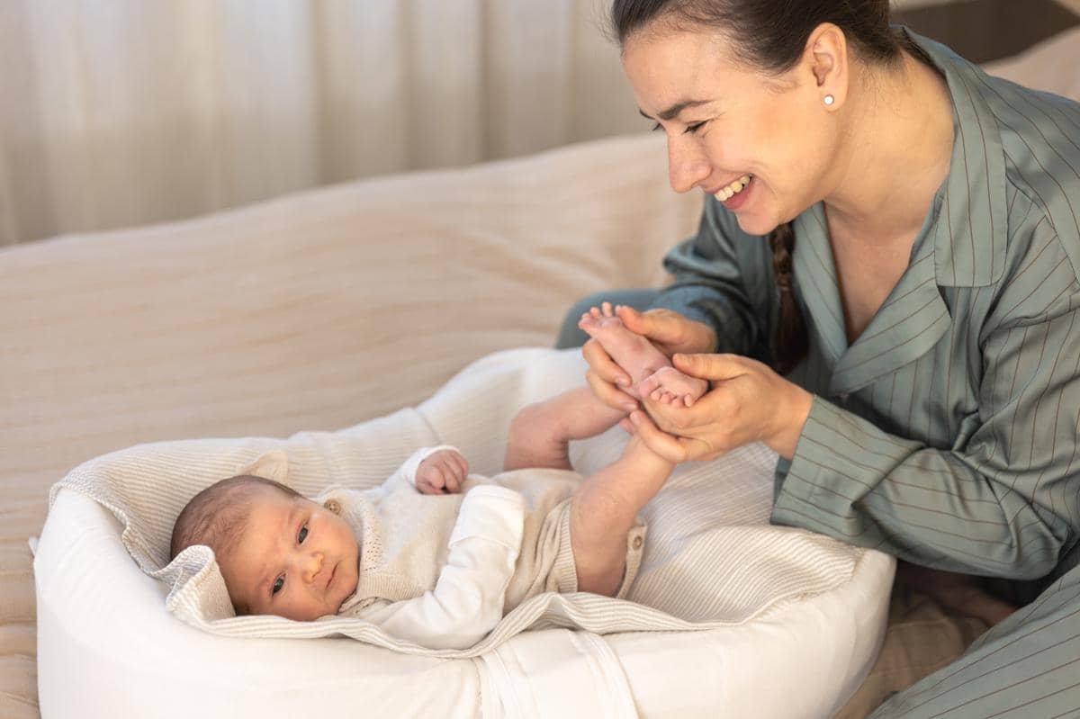 Cara Bermain dengan Bayi Baru Lahir untuk Dukung Tumbuh Kembangnya