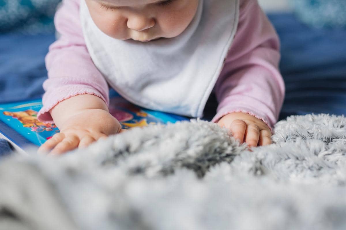 Cara Bermain dengan Bayi Baru Lahir untuk Dukung Tumbuh Kembangnya