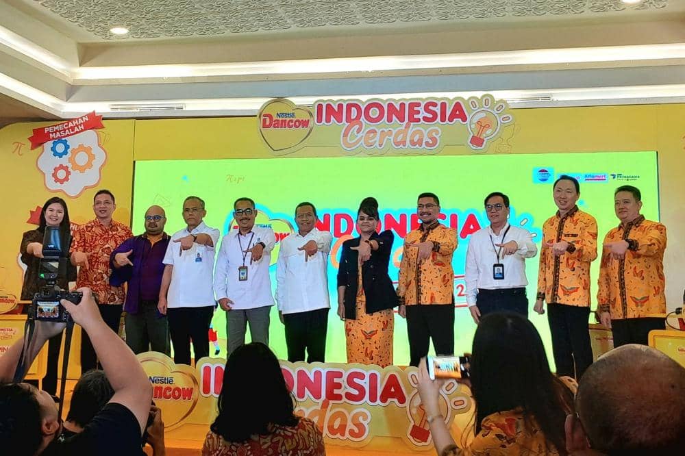 Sesi foto penyelenggara lomba Dancow Indonesia Cerdas Season 2 di DKI Jakarta