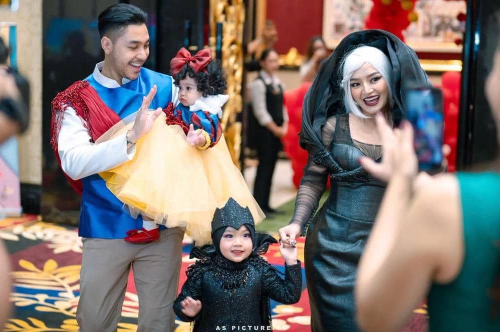 10 Potret Ulang Tahun Pertama Xandraya Anak Kedua Siti Badriah, Bertema Snow White