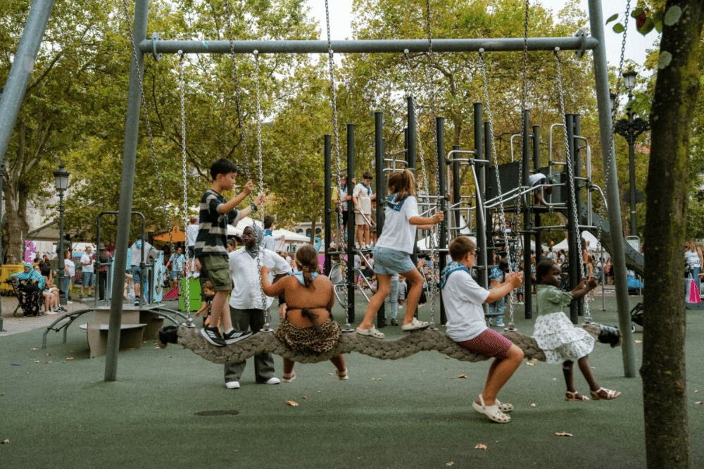 Anak anak bermain di playground 