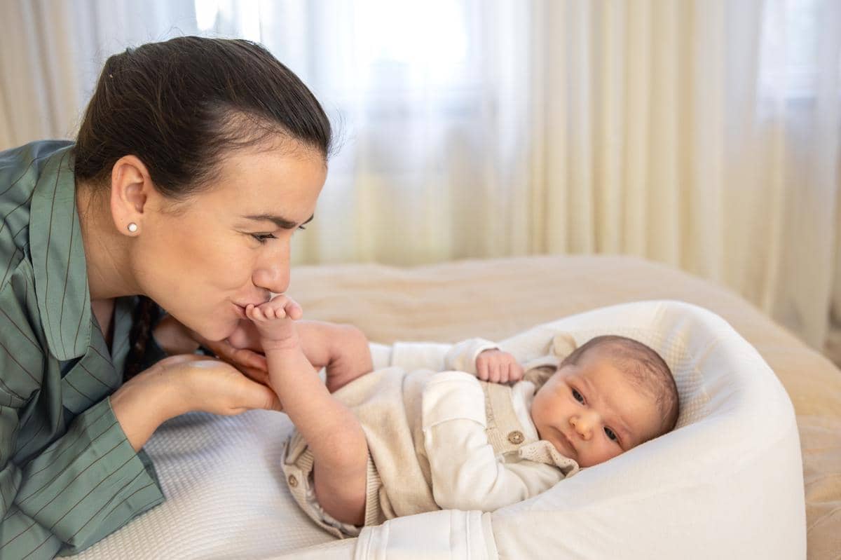 Cara Bermain dengan Bayi Baru Lahir untuk Dukung Tumbuh Kembangnya