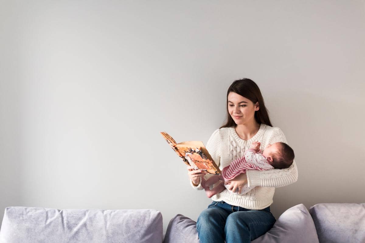 Cara Bermain dengan Bayi Baru Lahir untuk Dukung Tumbuh Kembangnya