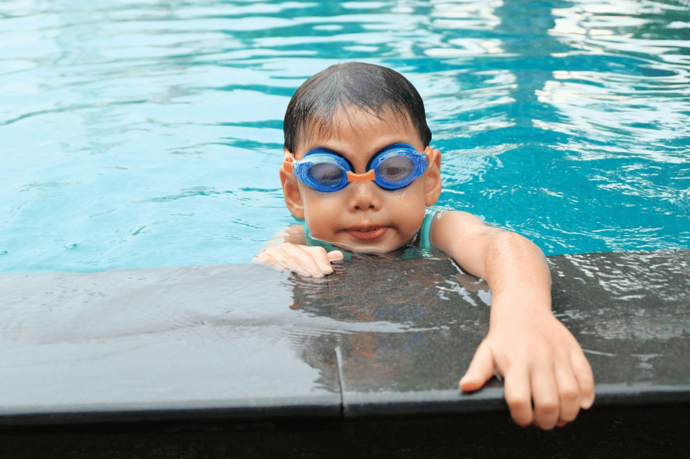 Seorang anak sedang berenang 
