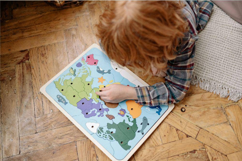 Anak bermain puzzle