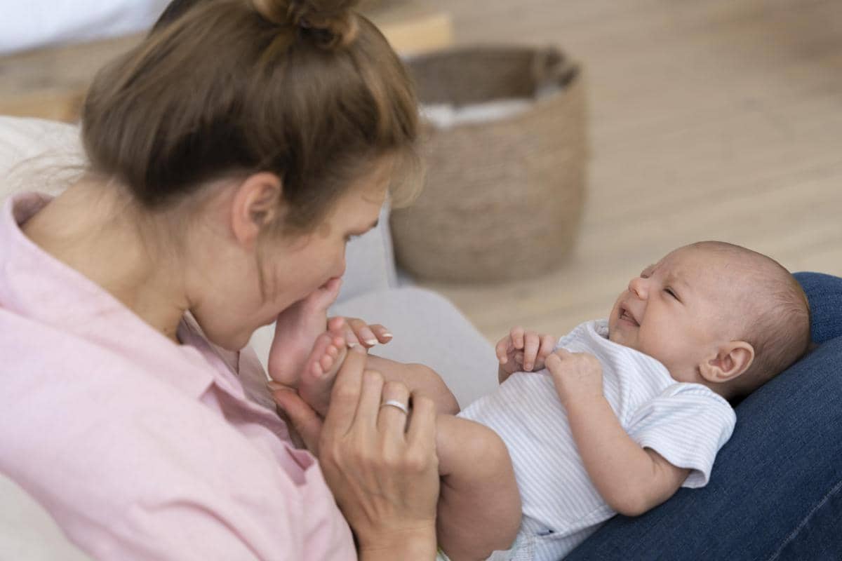 Cara Bermain dengan Bayi Baru Lahir untuk Dukung Tumbuh Kembangnya