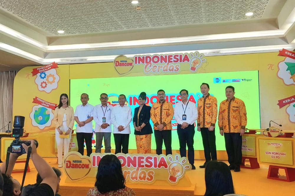 Sesi foto penyelenggara lomba Dancow Indonesia Cerdas Season 2 di DKI Jakarta
