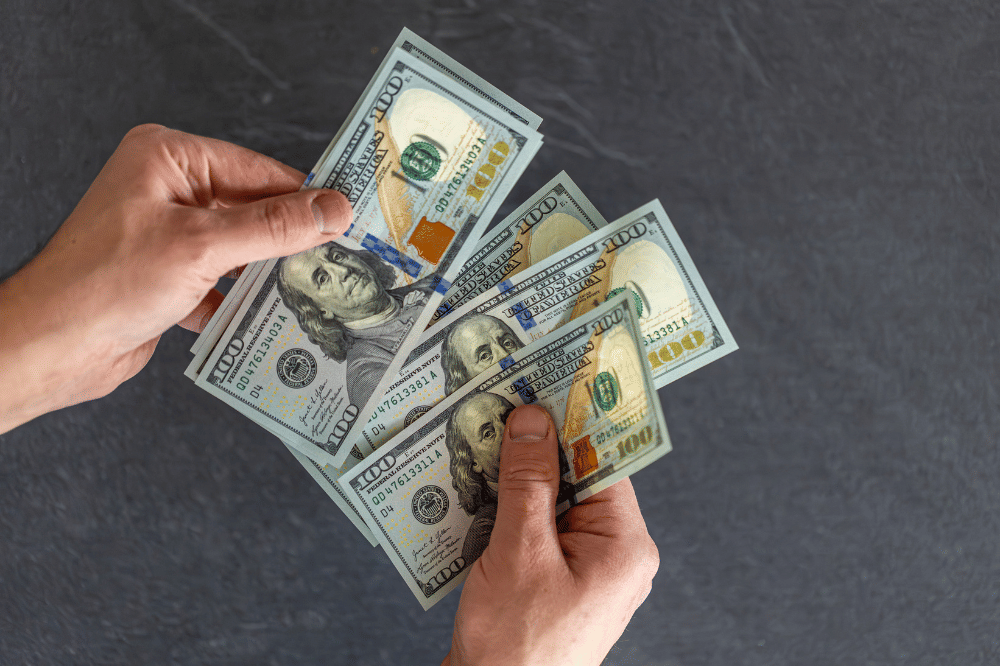 5 Cara Aman Menyimpan Uang Dolar di Rumah, Jangan Sampai Salah