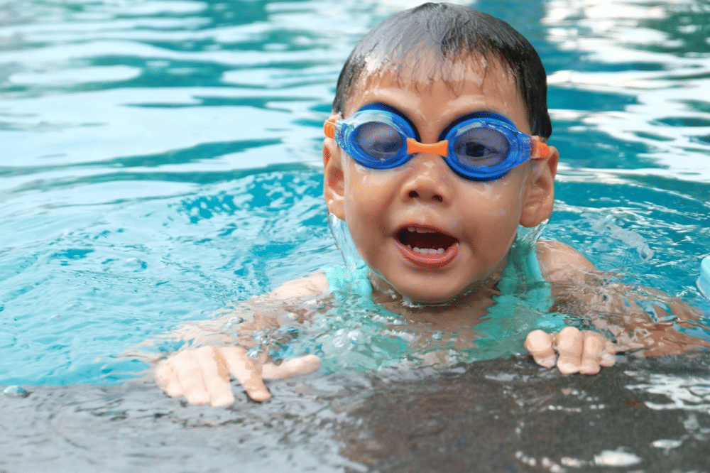 Seorang anak laki-laki sedang berenang 