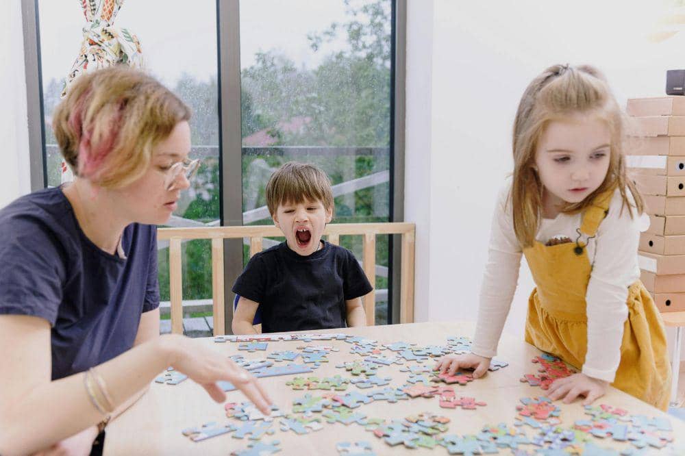 Anak dan Mama menyusun puzzle bersama