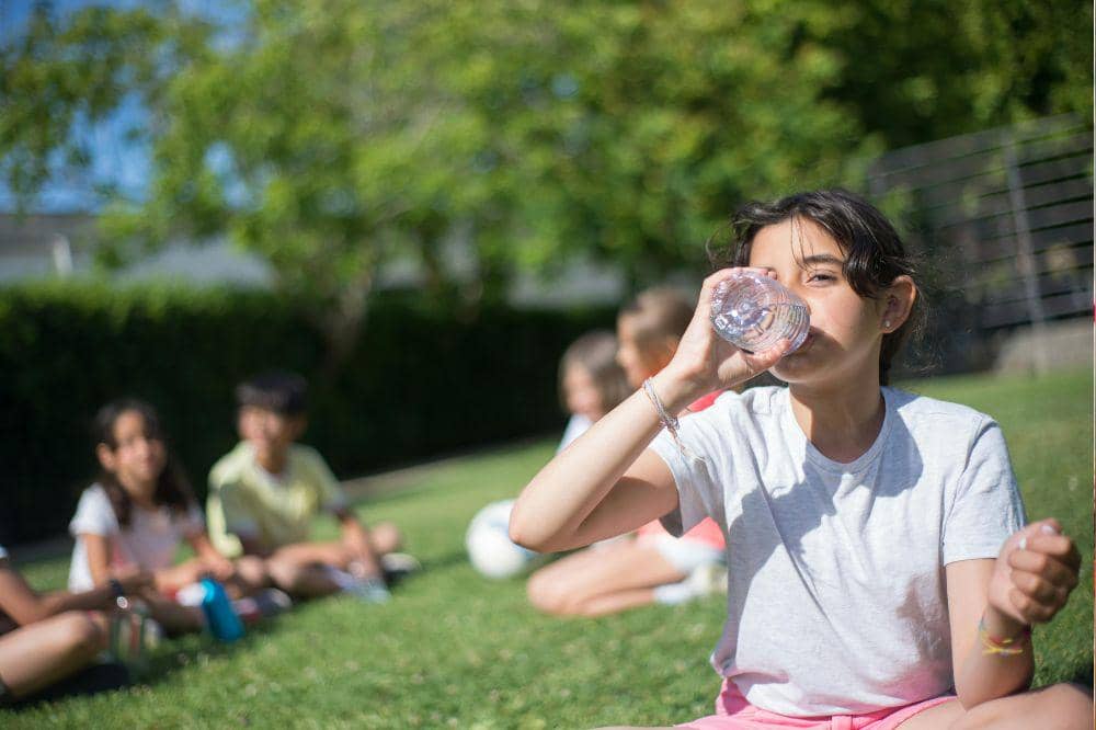 Anak minum air putih