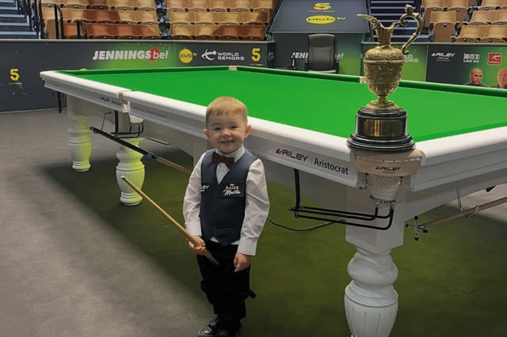 Jude berpose di depan meja snooker