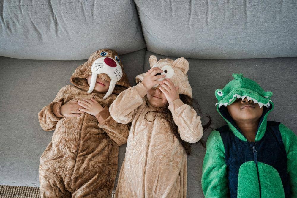 Anak menutup muka karena mengantuk