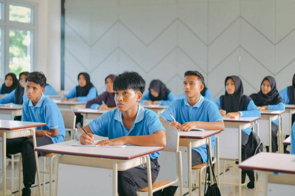 Anak SMP sedang belajar