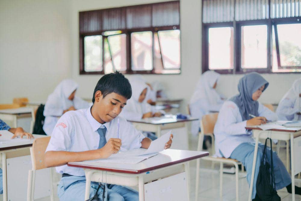Anak SMA sedang ujian