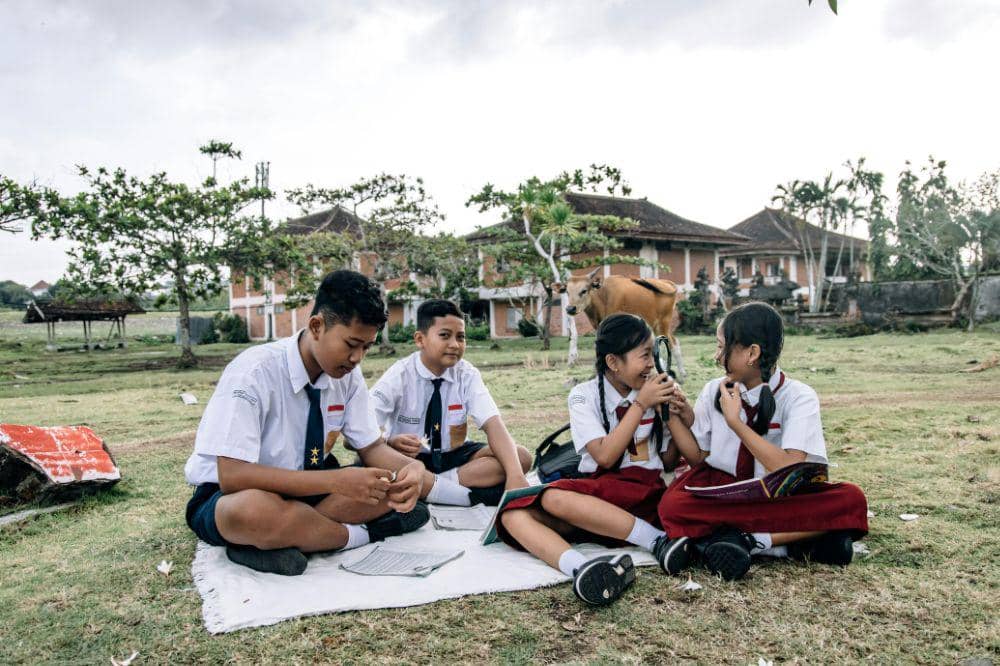 Anak SD dan anak SMP sedang belajar