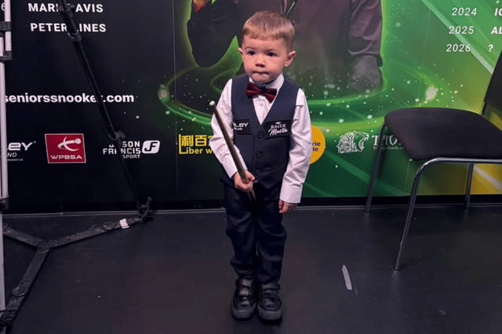 Jude berpose dengan tongkat snookernya