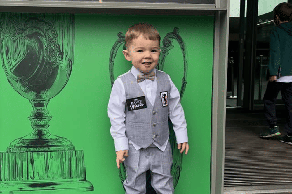 Jude berpose dengan kamera