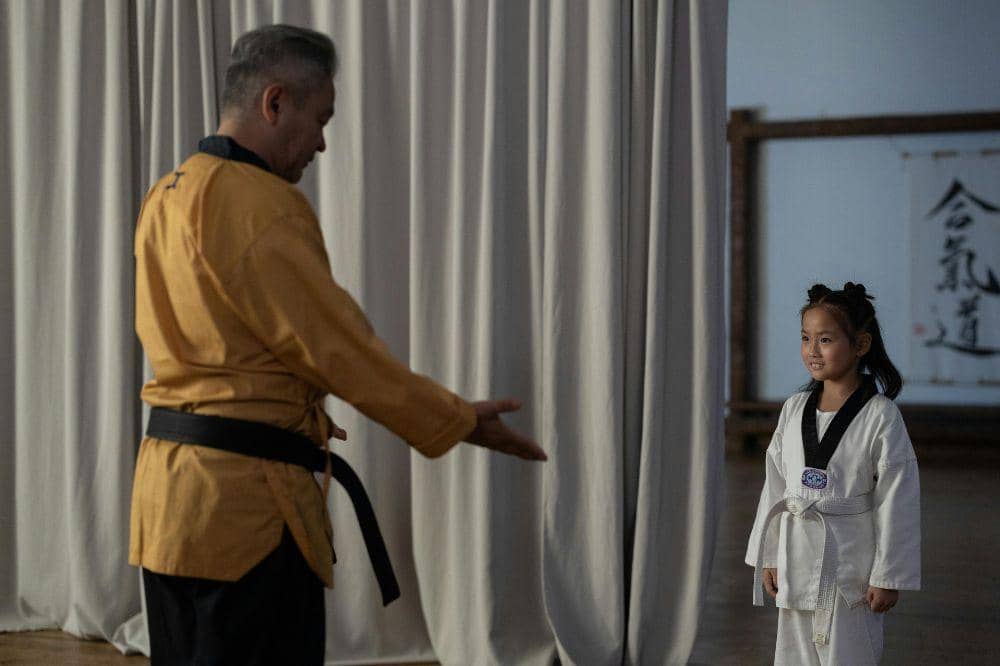 Anak mengikuti karate