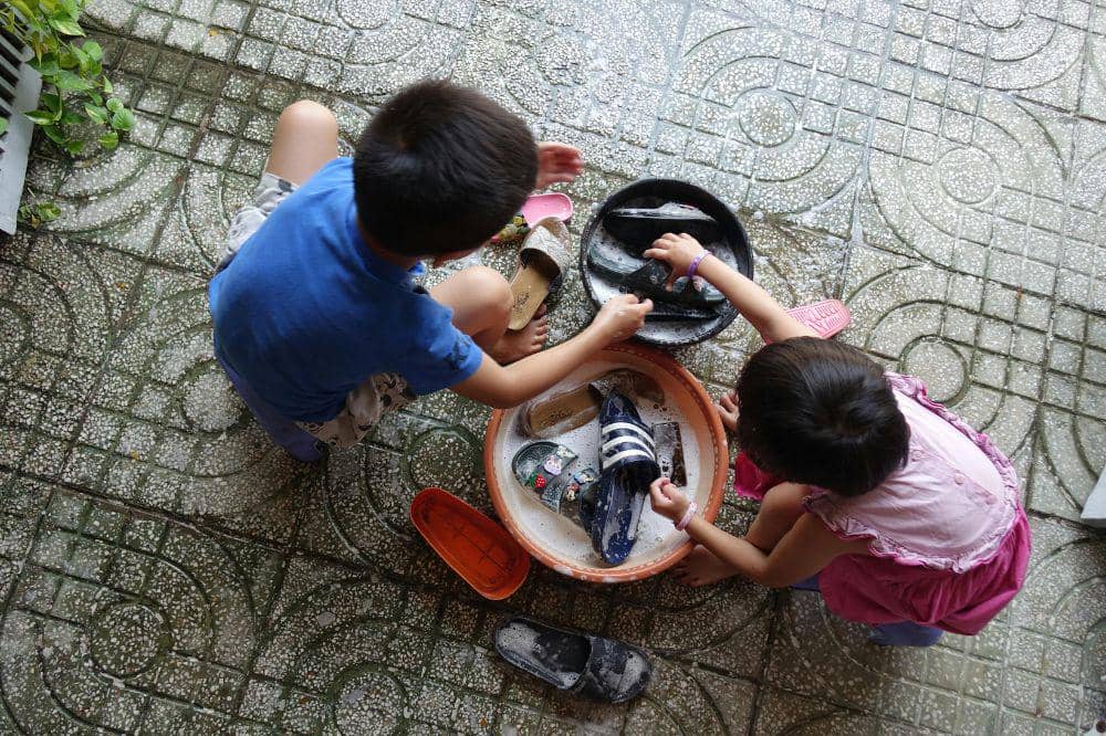 Anak mencuci sepatu