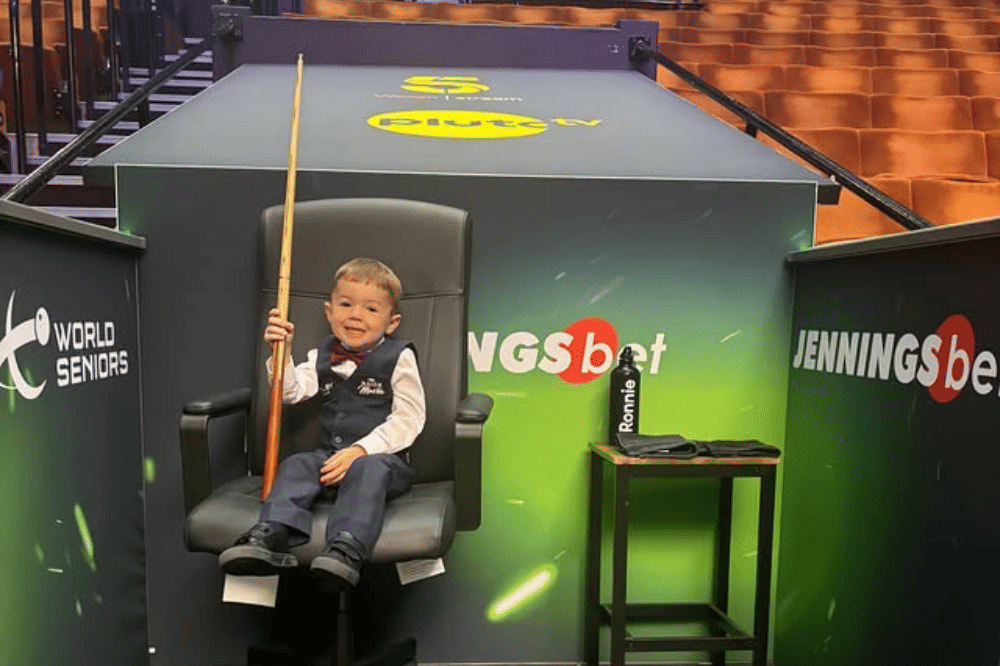 Jude berpose dengan tongkat snookernya