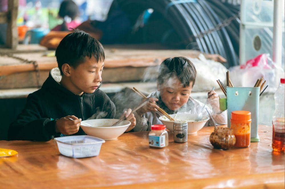 Anak makan sup ayam