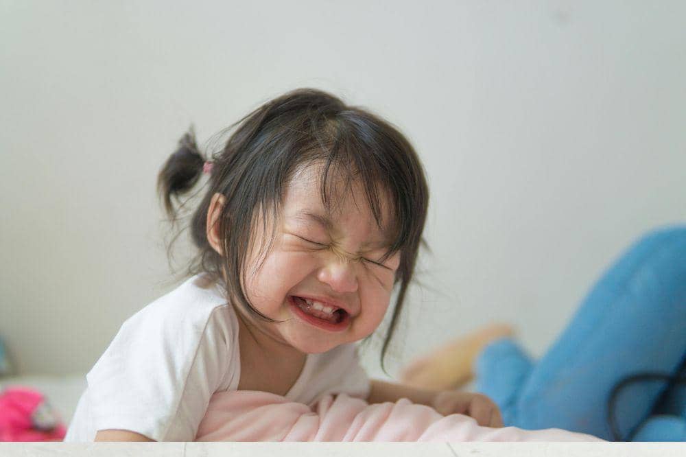 Anak sedang tertawa