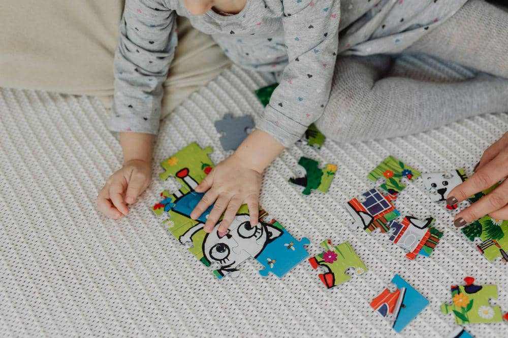 Anak bermain puzzle