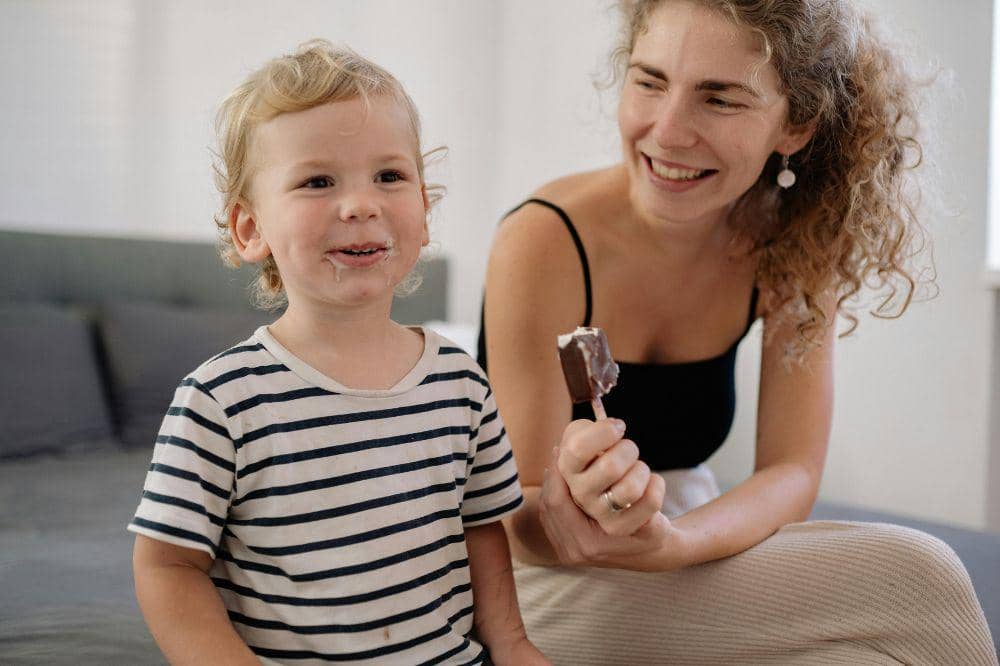 Anak memakan es krim dari Mama