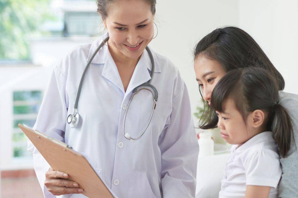 dokter memeriksa anak