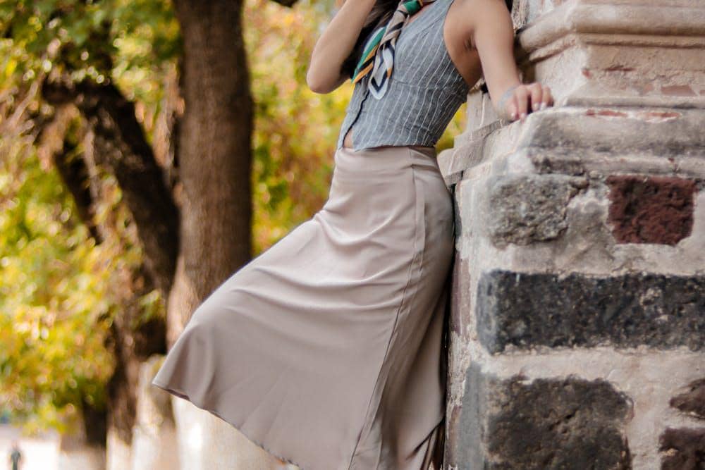 8 Cara Styling Midi Skirt untuk Menutupi Betis Besar