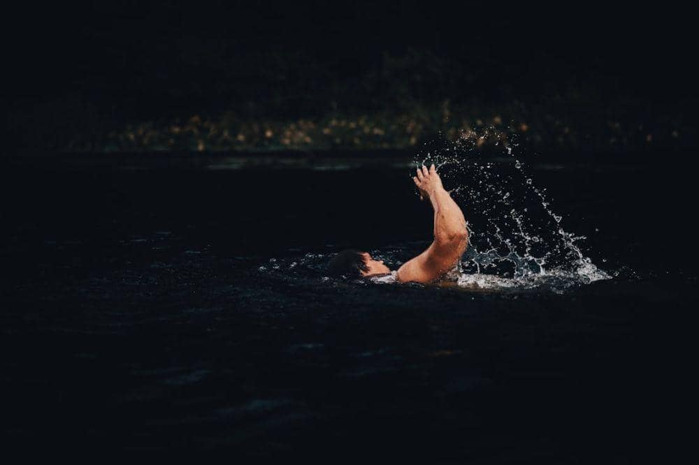 7 Manfaat Berenang di Malam Hari, Bisa Bantu Kurangi Stres