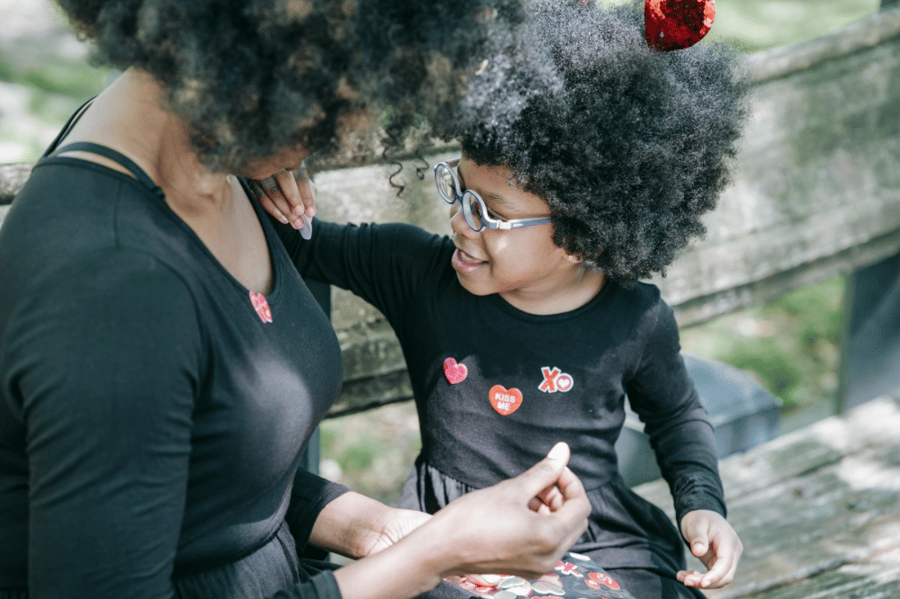 Mama dan anak saling menempelkan sticker lucu 