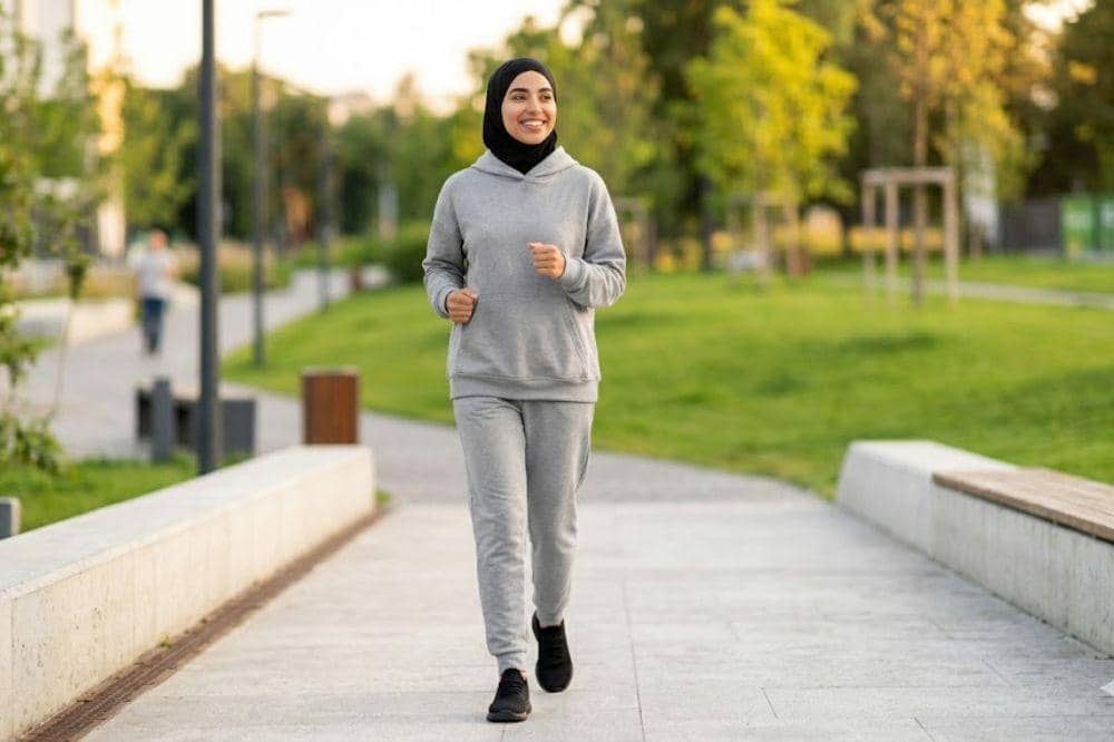 Kombinasi jaket hoodie dan celana training untuk olahraga hijab 1.jpg