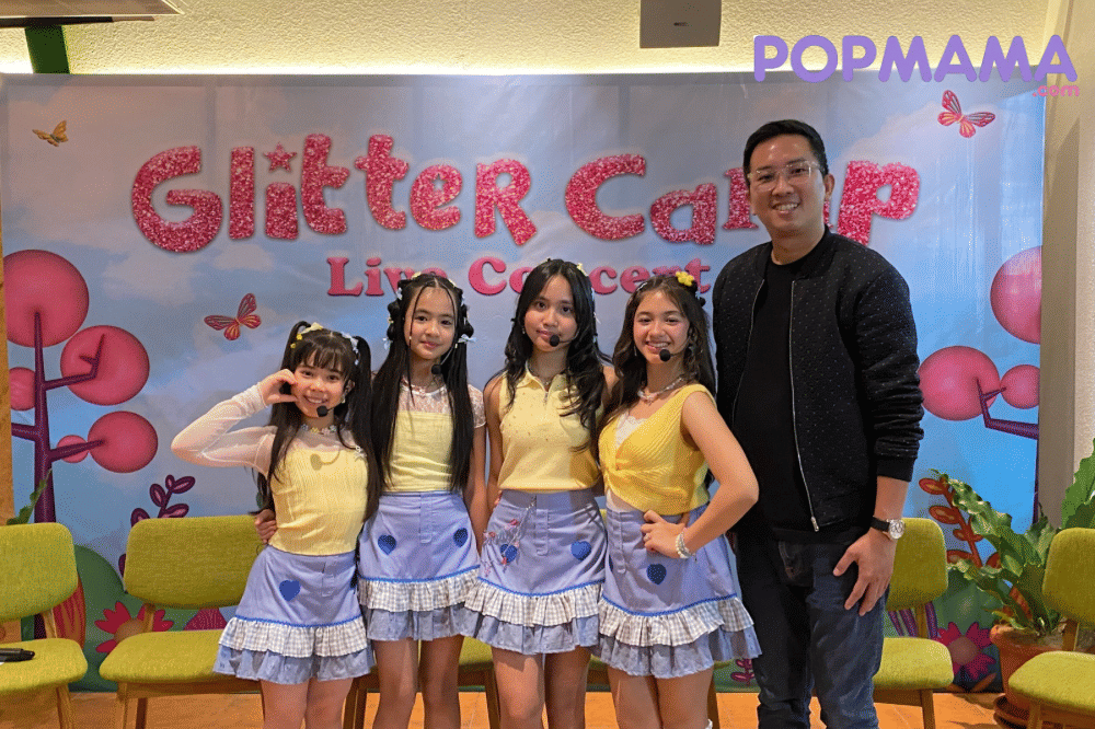 Para member glitters berpose bersama