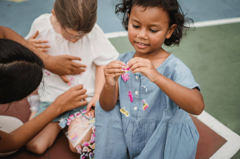 Anak anak sedang menempelkan sticker