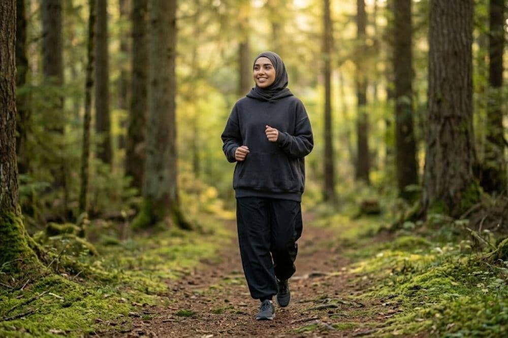 7 Kombinasi Jaket Hoodie dan Celana Training untuk Olahraga Hijab 9.jpg