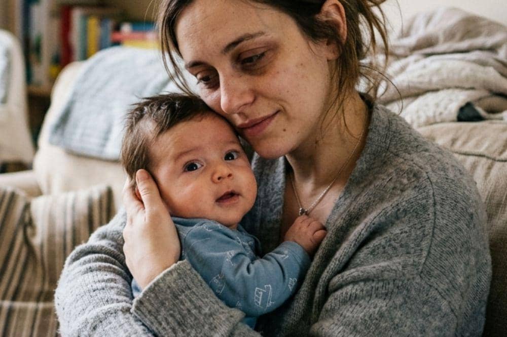 Penyebab Bayi Clingy Tidak Mau Lepas dari Mama dan Cara Mengatasinya