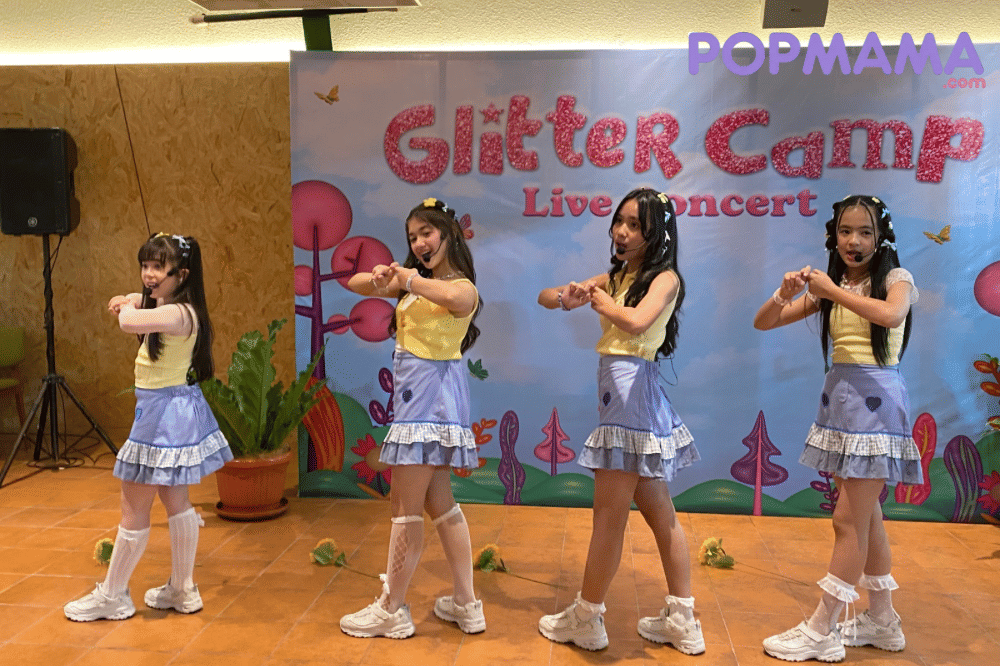 Glitter saat membawakan single terbarunya