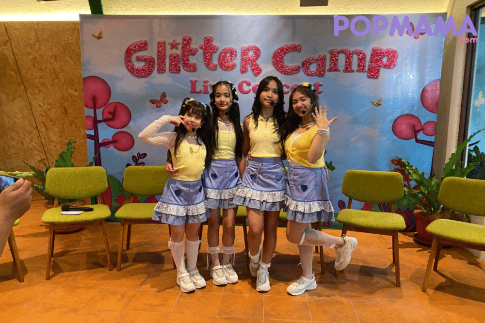 Para member glitters berpose bersama