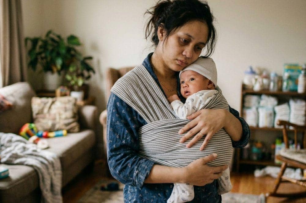 Penyebab bayi clingy tidak mau lepas dari mama dan cara mengatasinya