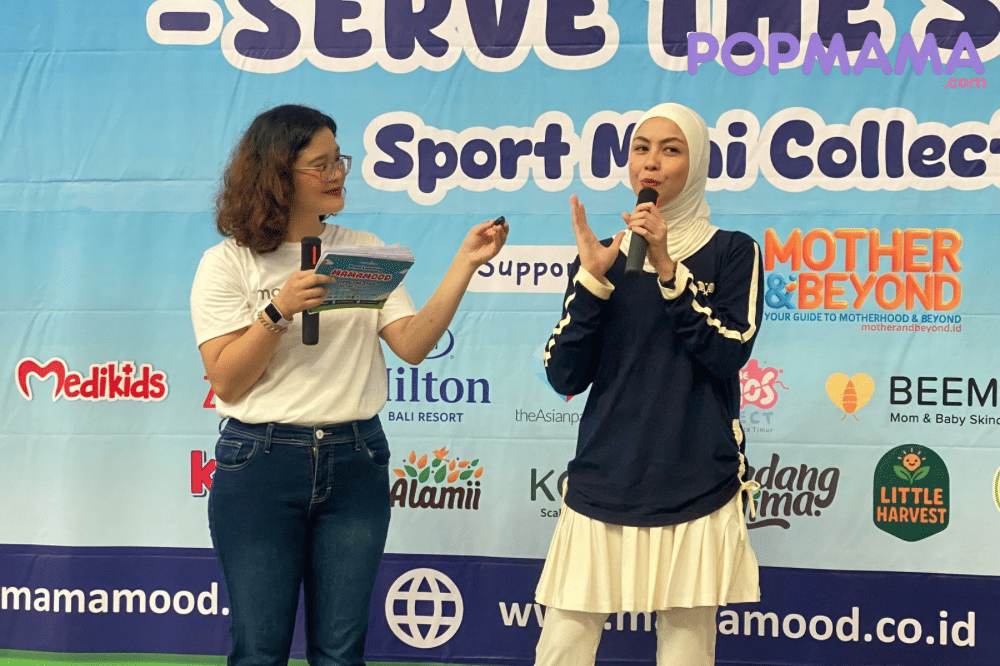 Revalina Temat saat membagikan pengalamannya di depan panggung