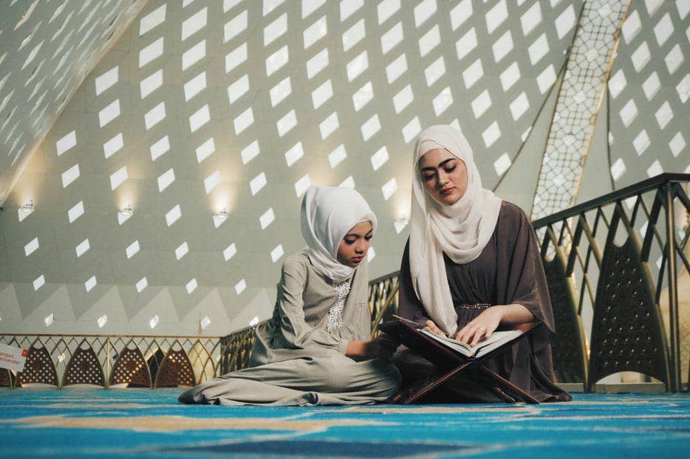 Mama mengajarkan anak membaca Al-Qur'an