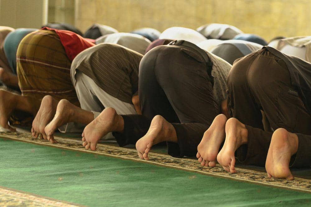 Muslim sedang salat gerakan sujud